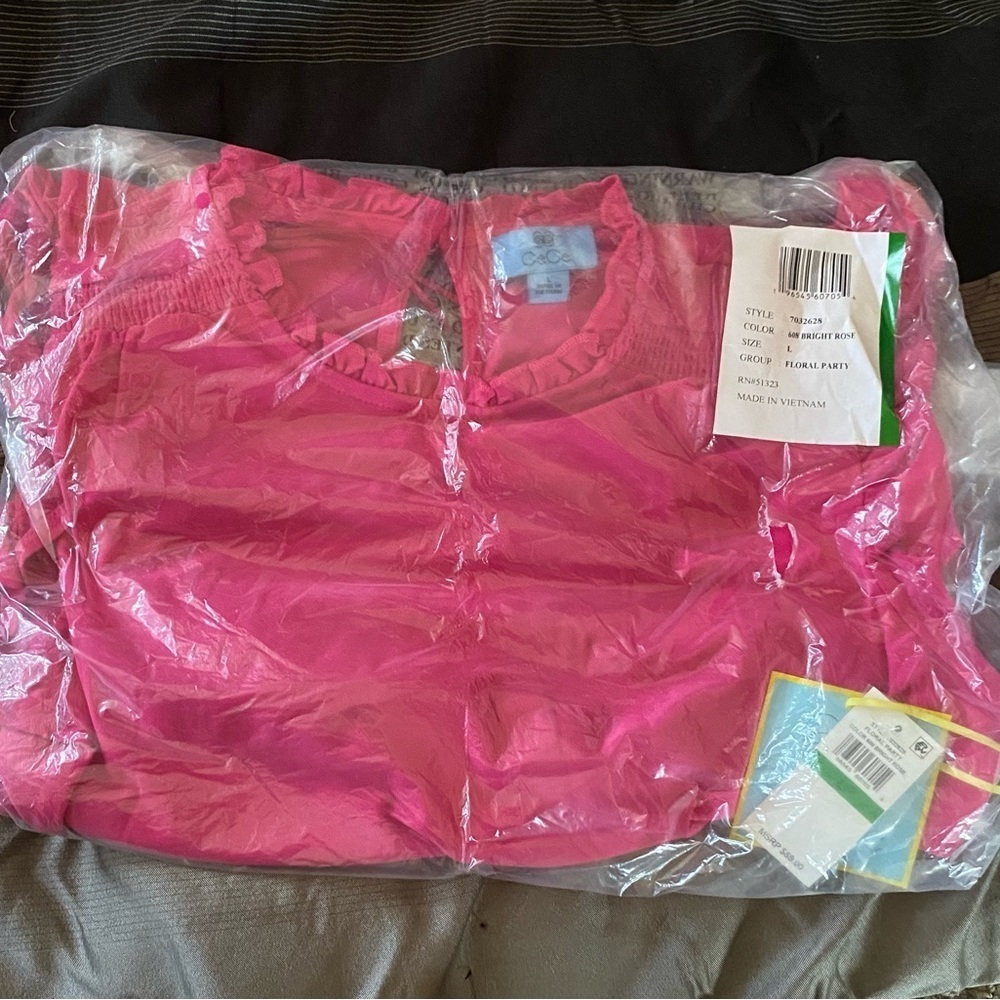 NEW - CeCe
Flutter Sleeve Crewneck Top. Large. Bright Rose - Picture 3 of 5